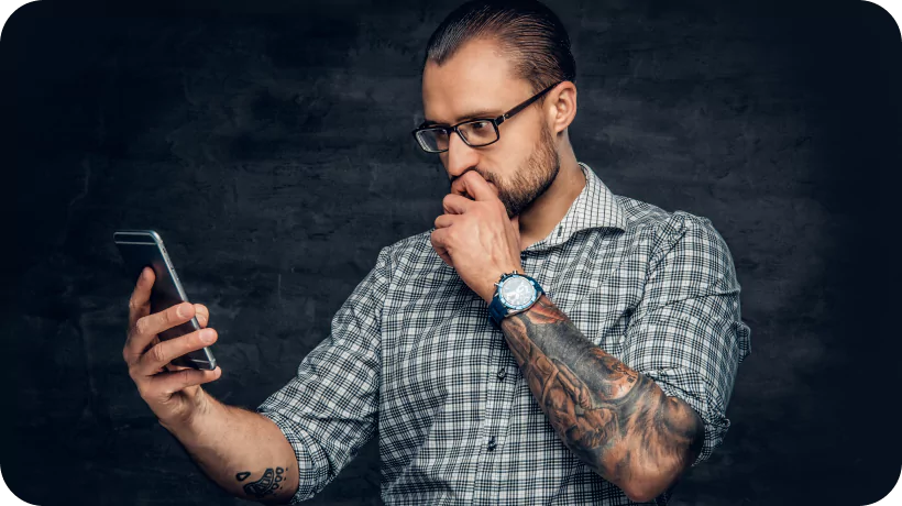 Homme avec téléphone